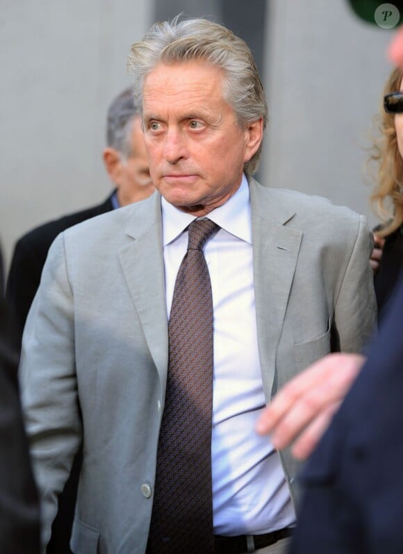 Michael Douglas se rendant au tribunal lors du procès de son fils Cameron Douglas pour possession et trafic de drogues le 20 avril 2010