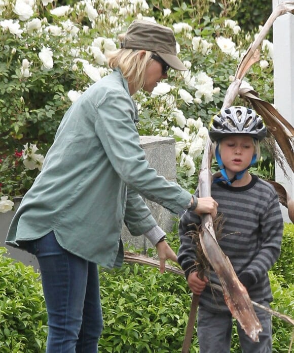 Naomi Watts et son mari Liev Schreiber emmènent leurs fils Alexander et Samuel au parc à Brentwood, le 14 avril 2013.