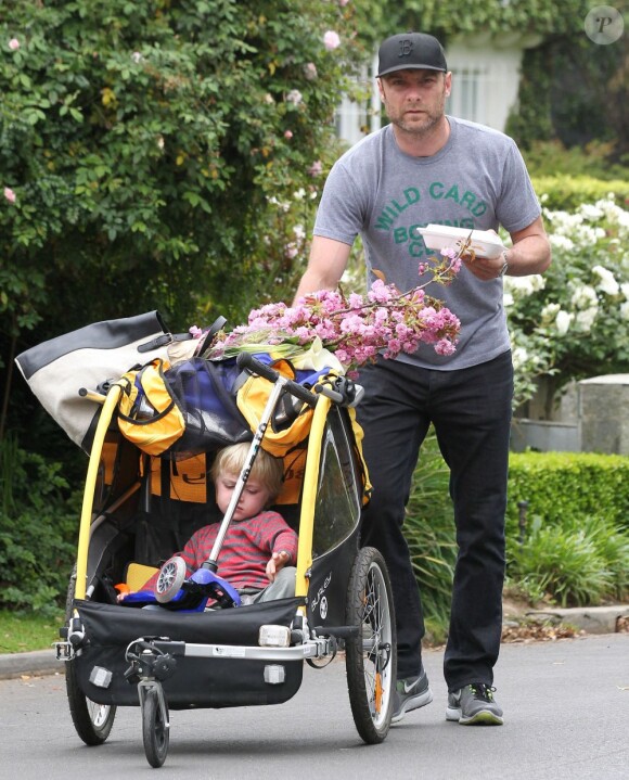 Liev Schreiber et ses fils Alexander et Samuel au parc à Brentwood, le 14 avril 2013.