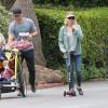 Naomi Watts et son mari Liev Schreiber emmènent leurs fils Alexander et Samuel dans un parc de Brentwood à Los Angeles, le 14 avril 2013.