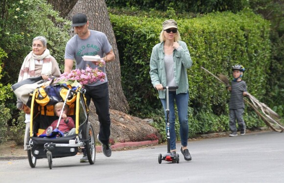 Naomi Watts et son mari Liev Schreiber emmènent leurs fils Alexander et Samuel dans un parc de Brentwood à Los Angeles, le 14 avril 2013.