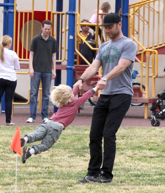 Liev Schreiber s'amuse avec ses fils Alexander et Samuel au parc à Brentwood, le 14 avril 2013.