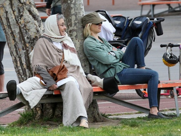 Naomi Watts en compagnie de la mère de Liev Schreiber au parc à Brentwood, le 14 avril 2013.