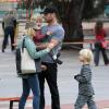 Naomi Watts et son mari Liev Schreiber emmènent leurs fils Alexander et Samuel au parc à Brentwood, le 14 avril 2013.