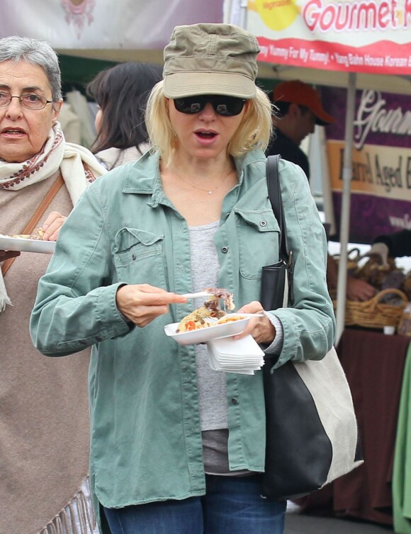 Naomi Watts au Farmers Market à Brentwood, le 14 avril 2013.
