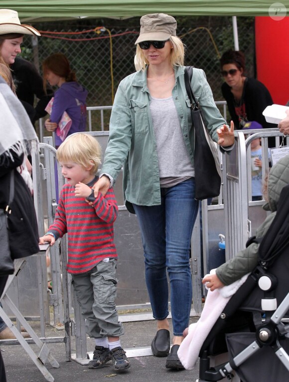 Naomi Watts emmène ses fils Alexander et Samuel au Farmers Market à Brentwood, le 14 avril 2013.
