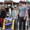 Naomi Watts et son mari Liev Schreiber emmènent leurs fils Alexander et Samuel au Farmers Market à Brentwood, le 14 avril 2013.