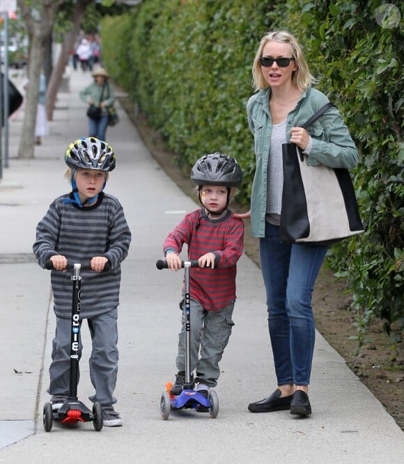 Naomi Watts emmènent ses fils Alexander et Samuel au Farmers Market à Brentwood, le 14 avril 2013.