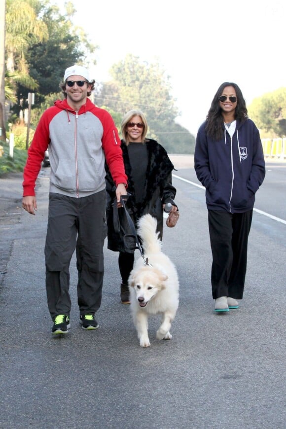 Bradley Cooper se promenant avec sa mère Gloria et Zoe Saldana à Los Angeles le 25 novembre 2012
