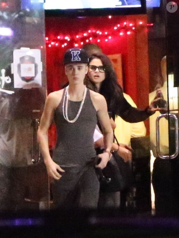 Exclusif - Justin Bieber et Selena Gomez quittent le restaurant japonais Yamato à Encino, le 16 novembre 2012.