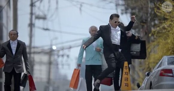 Psy dans le clip de Gentleman. La vidéo est interdite de diffusion sur la chaîne publique KBS en Corée du Sud. Le chanteur est accusé de troubles à l'ordre public.