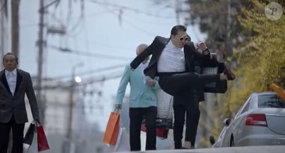 Le chanteur Psy dans le clip de Gentleman. La vidéo est interdite de diffusion sur la chaîne publique KBS en Corée du Sud. Le chanteur est accusé de troubles à l'ordre public.