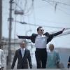 Psy dans le clip de son dernier titre Gentleman. La vidéo est interdite de diffusion sur la chaîne publique KBS en Corée du Sud. Le chanteur est accusé de troubles à l'ordre public.