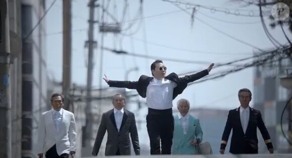 Psy dans le clip de son dernier titre Gentleman. La vidéo est interdite de diffusion sur la chaîne publique KBS en Corée du Sud. Le chanteur est accusé de troubles à l'ordre public.