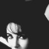 Elizabeth Taylor appuyait son regard clair avec ses gros sourcils noirs.