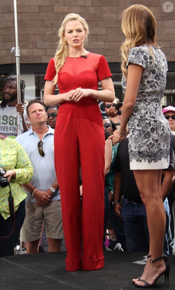 Jennifer Morrison dans l'émission Extra à Los Angeles, le 18 avril 2013.