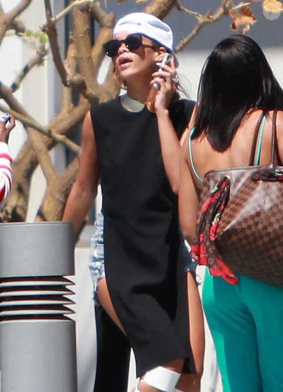 Exclu - La popstar Rihanna et son entourage quittant l'aéroport de Los Angeles le 19 avril 2013
