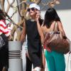 Exclu - Rihanna et son entourage quittant l'aéroport de Los Angeles le 19 avril 2013