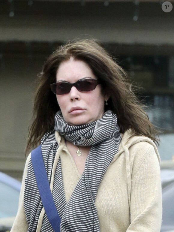 Exclusif - Lara Flynn Boyle va faire ses courses à Beverly Hills, le 14 avril 2013. Lara Flynn Boyle dévoile un corps squelettique et un cuir chevelu dégarni, symptômes des problèmes de poids et de la lutte contre l'anorexie qu'elle a subi dans le passé.
