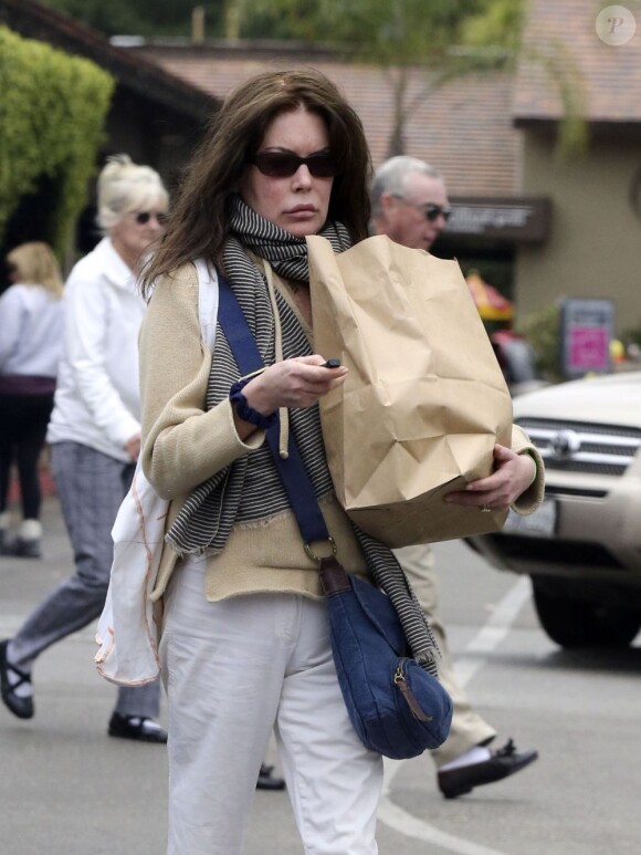 Exclusif - Lara Flynn Boyle va faire ses courses à Beverly Hills, le 14 avril 2013. Lara Flynn Boyle dévoile un corps squelettique et un cuir chevelu dégarni, symptômes des problèmes de poids et de la lutte contre l'anorexie qu'elle a subi dans le passé.