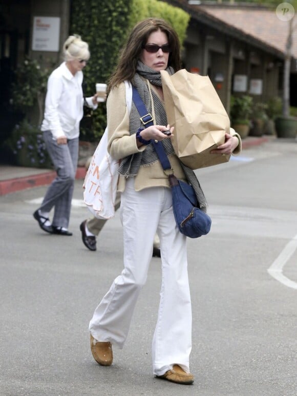 Exclusif - Lara Flynn Boyle va faire ses courses a Beverly Hills, le 14 avril 2013. Lara Flynn Boyle devoile un corps squelettique et un cuir chevelu dégarni, symptômes des problèmes de poids et de la lutte contre l'anorexie qu'elle a subi dans le passe.  For Germany call for price Exclusive - Former actress Lara Flynn Boyle reveals her skeletal frame and a bruised and patchy scalp while grocery shopping in Beverly Hills, California April 14, 2013. The 42-year-old Twin Peaks star has battled weight issues in the past and looks to be suffering from the telltale signs of anorexia, which includes hair loss. Despite her scary skinny appearance, Boyle seemed to have a healthy appetite and purchased groceries and a pizza pie at the store.14/04/2013 - Beverly Hills