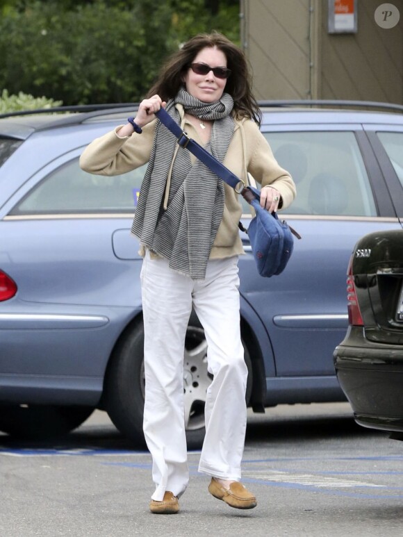 Exclusif - Lara Flynn Boyle va faire ses courses a Beverly Hills, le 14 avril 2013. Lara Flynn Boyle devoile un corps squelettique et un cuir chevelu dégarni, symptômes des problèmes de poids et de la lutte contre l'anorexie qu'elle a subi dans le passe.