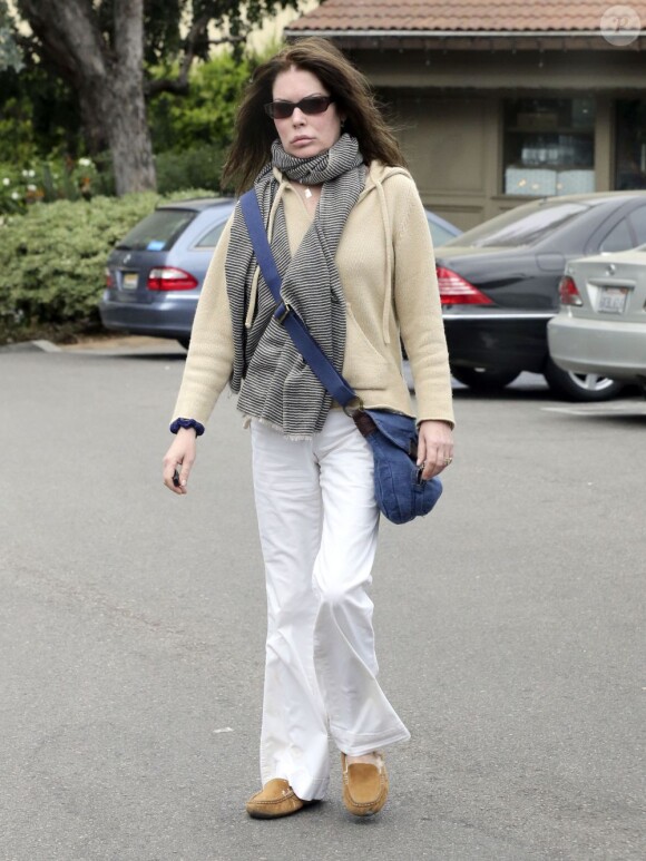 Exclusif - Lara Flynn Boyle va faire ses courses a Beverly Hills, le 14 avril 2013. Lara Flynn Boyle devoile un corps squelettique et un cuir chevelu dégarni, symptômes des problèmes de poids et de la lutte contre l'anorexie qu'elle a subi dans le passe.