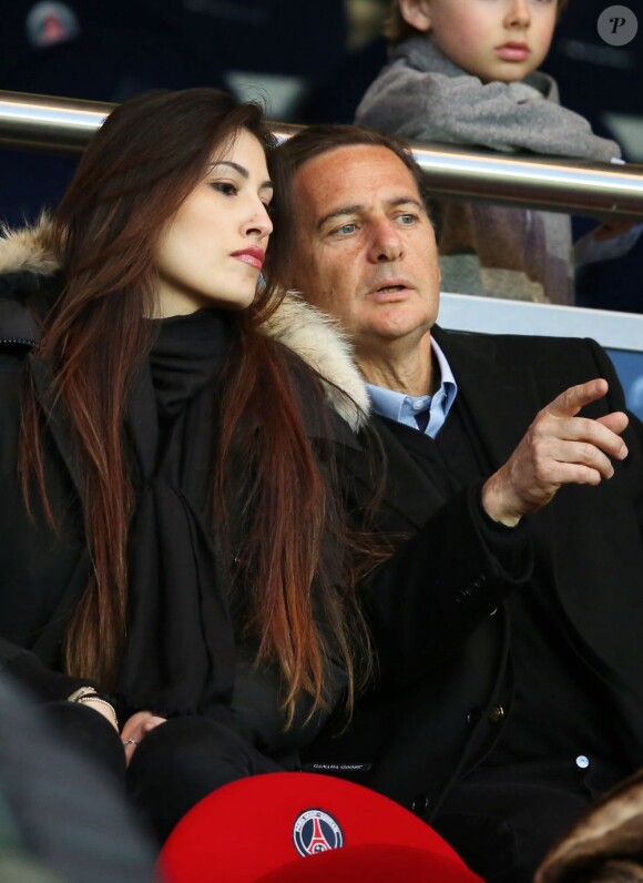 Yasmine et son époux Eric Besson au Parc des Princes à Paris lors du match PSG-Nice le 21 avril 2013.