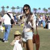 Le top Alessandra Ambrosio assiste au festival de Coachella le 21 avril 2013. Elle est accompagnée de sa fille Anja et son fiancé Jamie Mazur