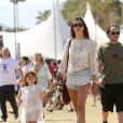 Le top Alessandra Ambrosio assiste au festival de Coachella le 21 avril 2013. Elle est accompagnée de sa fille Anja déjà très lookée à son jeune âge