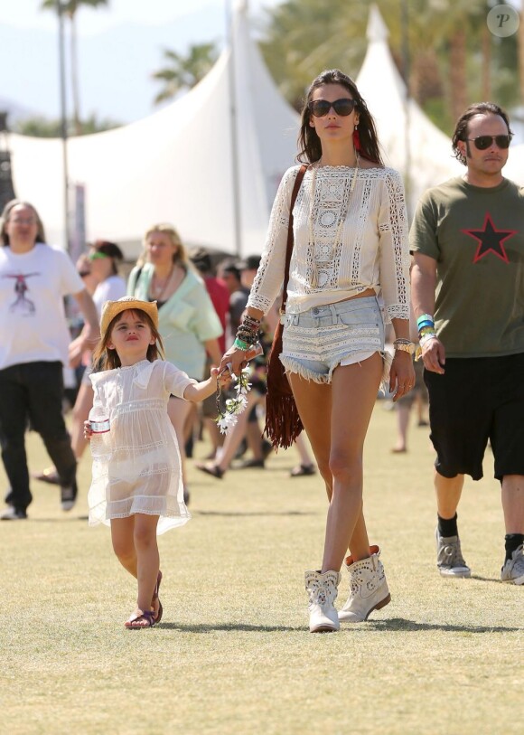 Le top Alessandra Ambrosio assiste au festival de Coachella le 21 avril 2013. Elle est accompagnée de sa fille Anja déjà très lookée à son jeune âge