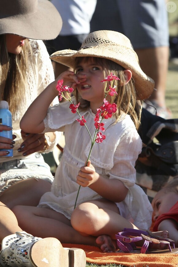 L'adorable petite Anja fait le show à Coachella avec sa maman, le top Alessandra Ambrosio. 21 avril 2013