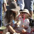 Le top Alessandra Ambrosio assiste au festival de Coachella le 21 avril 2013 et dévoile sa complicité avec sa fille Anja