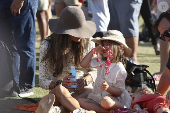 Le top Alessandra Ambrosio assiste au festival de Coachella le 21 avril 2013 et dévoile sa complicité avec sa fille Anja