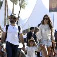Une journée en famille ! Le top Alessandra Ambrosio assiste au festival de Coachella le 21 avril 2013. Elle est accompagnée de sa fille Anja et son fiancé Jamie Mazur