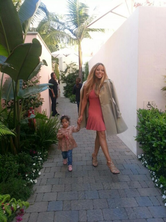 La chanteuse Mariah Carey et sa fille Monroe dans les coulisses du tournage d'American Idol. Avril 2013.