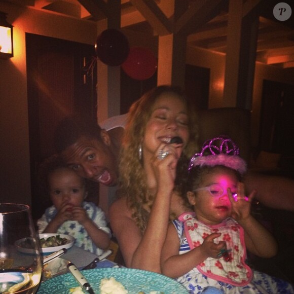 Mariah Carey, son mari Nick Cannon et leurs jumeaux Monroe et Moroccan en famille à l'occasion du week-end de Pâques, fin mars 2013.