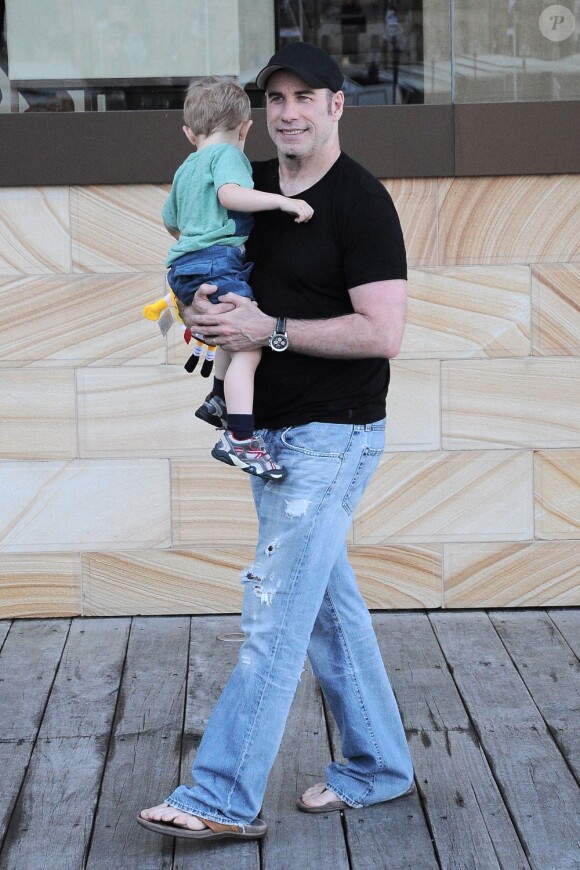 Exclu - John Travolta se promène avec son fils Benjamin à Sydney, le 18 avril 2013.