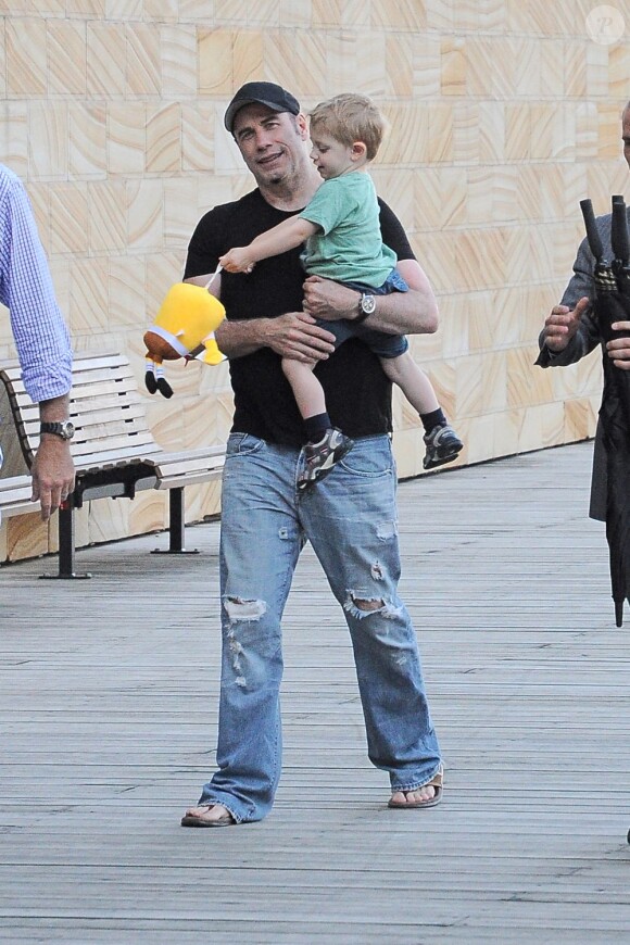 Exclu - John Travolta de sortie avec son fils Benjamin à Sydney, le 18 avril 2013.