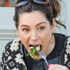 Kelly Brook déjeune avec un ami dans le quartier de Notting Hill. Londres, le 21 avril 2013.
