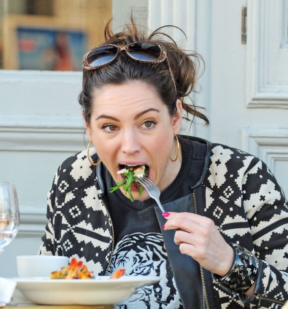 Kelly Brook déjeune avec un ami dans le quartier de Notting Hill. Londres, le 21 avril 2013.