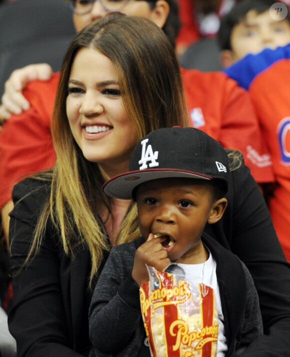 Khloé Kardashian et son filleul Christian Mccray assistent au match entre les Los Angeles Clippers et les Memphis Grizzlies au Staples Center. Los Angeles, le 22 avril 2013.