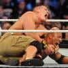The Rock à terre sous John Cena pendant la Wrestlemania 29 le 7 avril 2013.