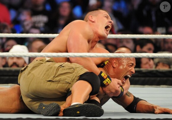 The Rock à terre sous John Cena pendant la Wrestlemania 29 le 7 avril 2013.