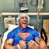 Dwayne Johnson en pleine forme sur son lit d'hôpital après son opération suite à une hernie.