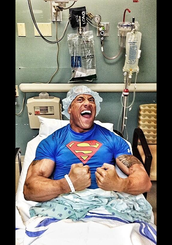 Dwayne Johnson en pleine forme sur son lit d'hôpital après son opération suite à une hernie.