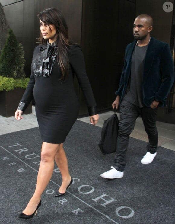 Kim Kardashian, enceinte, et son petit ami Kanye West à la sortie de leur hôtel dans le quartier de Soho à New York, le 23 avril 2013.