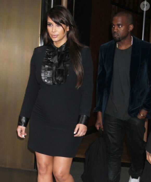 Kim Kardashian, enceinte et chic en noir et son petit ami Kanye West à la sortie de leur hôtel à New York, le 23 avril 2013.