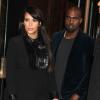 Kim Kardashian, enceinte, et son petit ami Kanye West à la sortie de leur hôtel à New York, le 23 avril 2013.