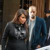 Kim Kardashian, enceinte, et son petit ami Kanye West à la sortie de leur hôtel à New York, le 23 avril 2013.